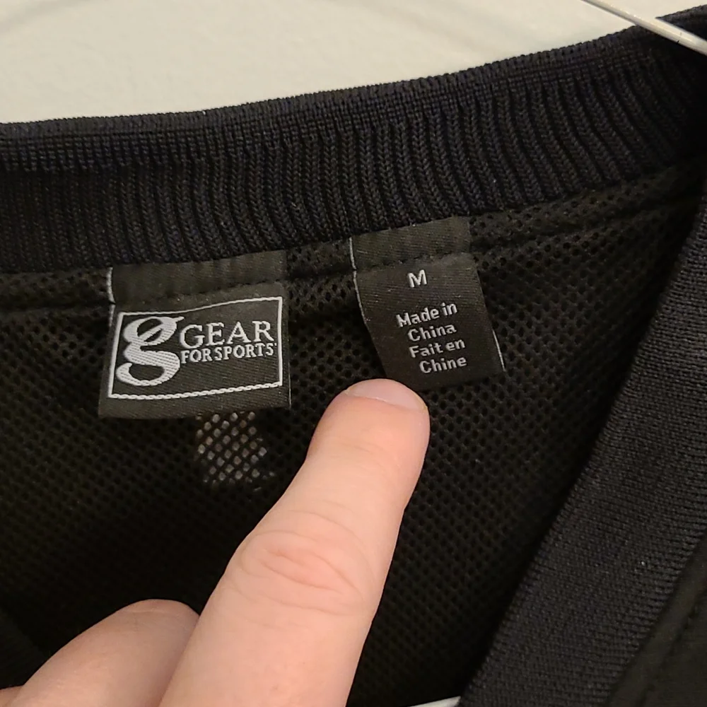 Pistons V-neck Windshirt - Picture 5 of 10